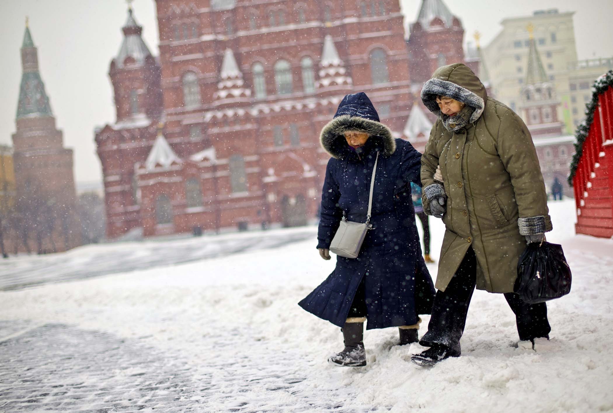 Климат в нашем городе суровый морозы начинаются. Люди зимы. Люди зимой на улице. Люди в Москве зимой. Люди на улице зимой Россия.