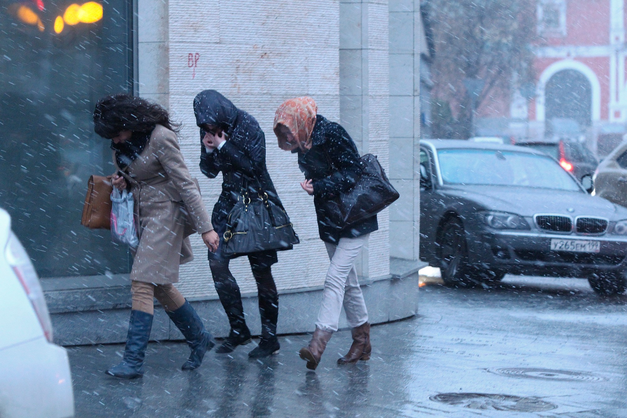 Вечером будет осадки. Сильный ветер на улице. Штормовое предупреждение. Штормовое предупреждение в Москве. Мокрый снег.