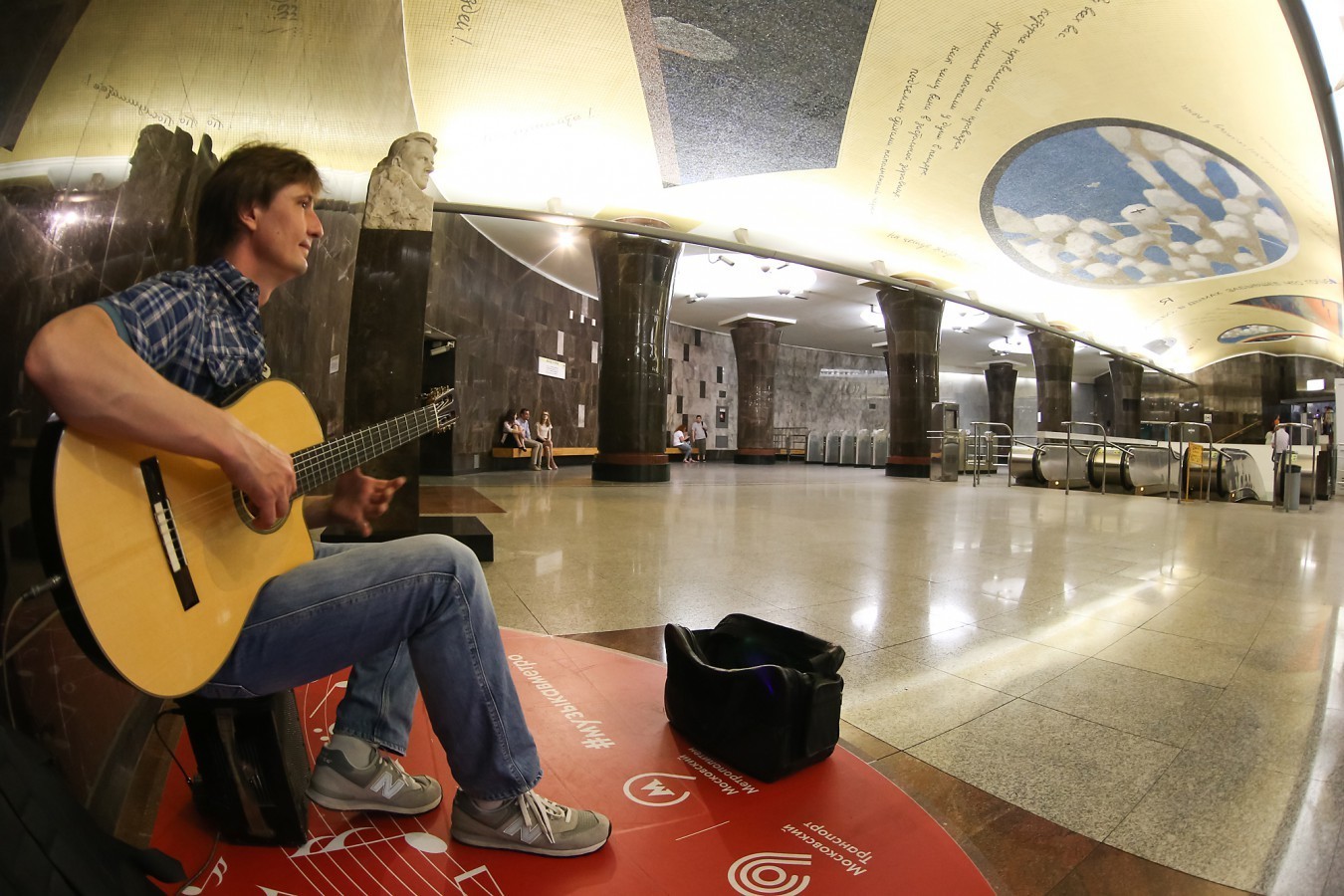 Музыка в метро. Музыканты в Московском метро. Музыканты в метро Москвы. Метро Маяковская музыканты. Музыкант в переходе.