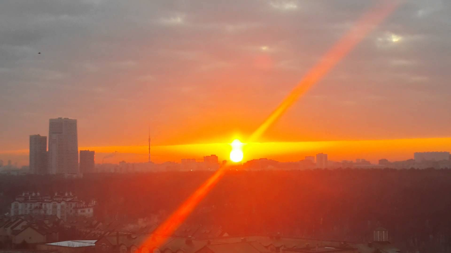 Восход солнца 2 мая 2024 года. Два солнца на небе. Два солнца на небе явление. Два солнца на небе в Москве. Закат двух солнц.