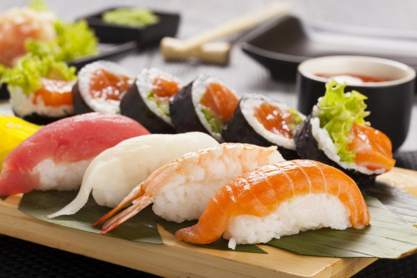 Как правильно есть суши и роллы: секреты от службы доставки