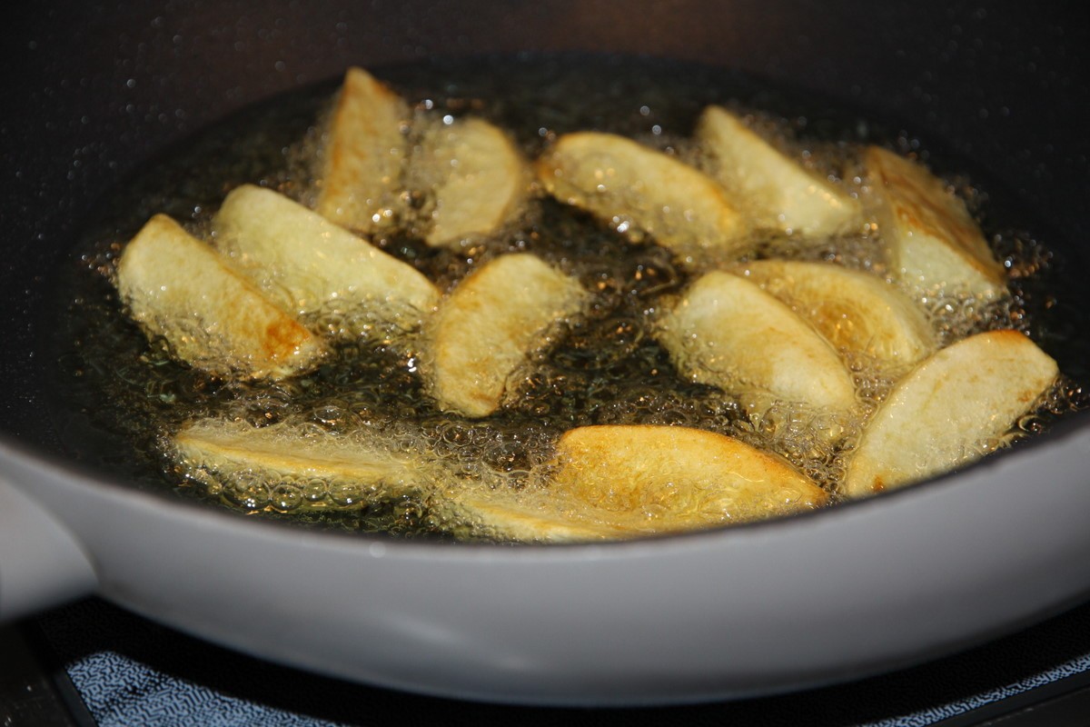 Почему после жареной. Картошка в масок жареная. Жареная картошка на сковороде. Жареный на масле картофель. Картошка дольками на сковороде.