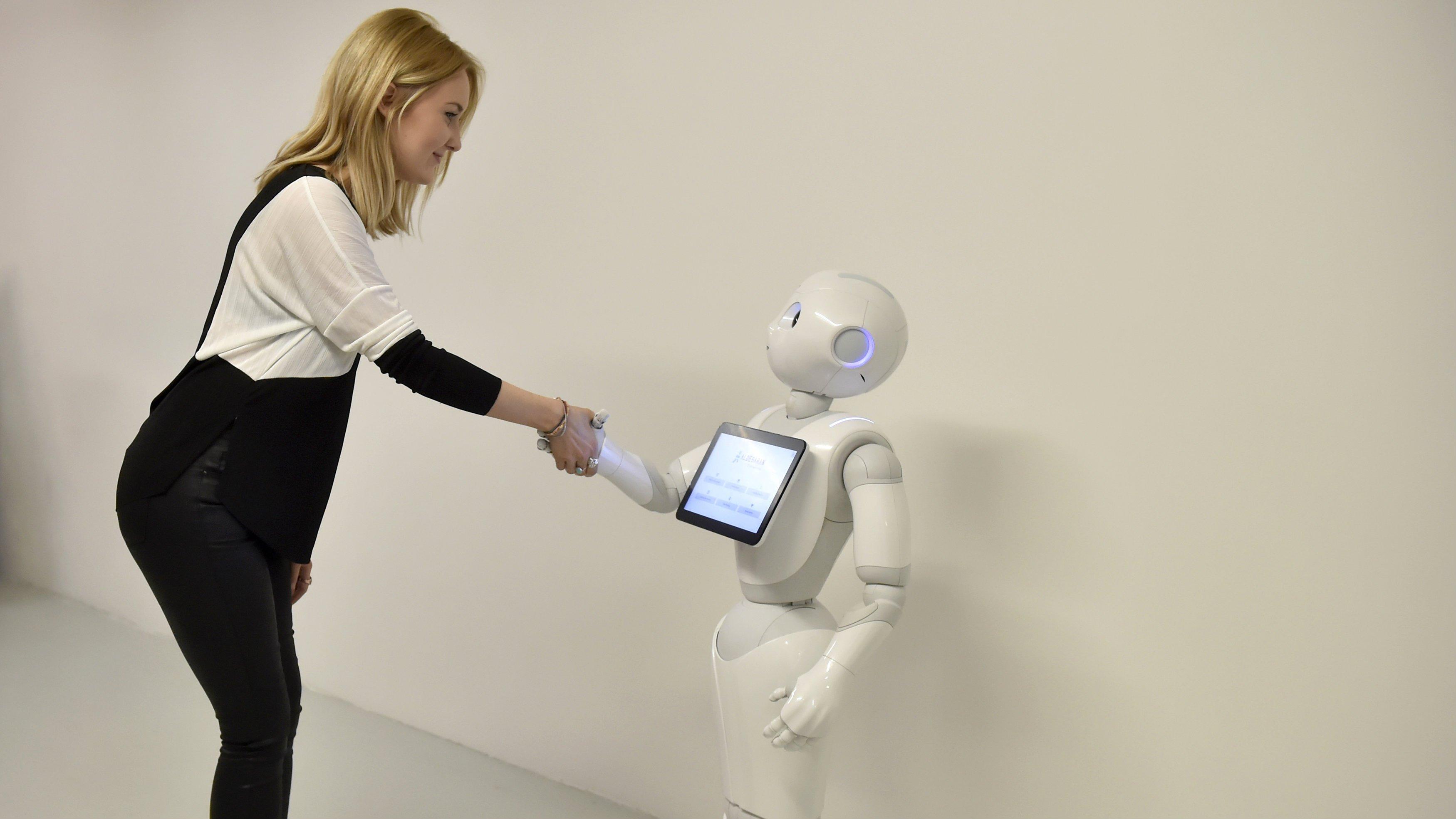 Искусственное влияние на человека. Робот человек. Общение робота и человека. Искусственный интеллект. Робот с искусственным интеллектом.