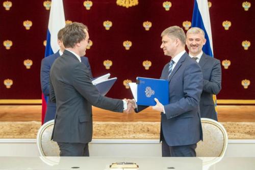 Руслан Байсаров во время подписания договора с Олегом Белозеровым на фото в аттаче.