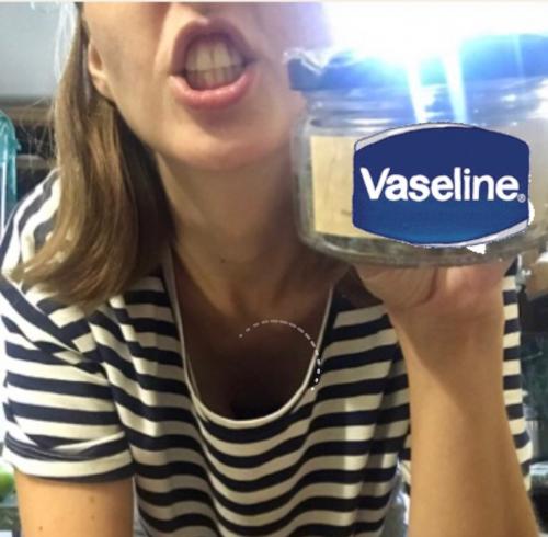 Надеюсь, щёткой: Блоггеры рассказали, для чего нужно мазать зубы вазелином