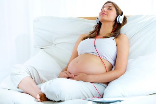 Врач рассказал, какую музыку лучше слушать во время беременности