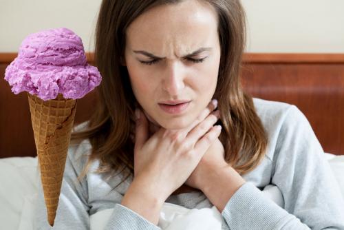 Клин клином вышибает: Врачи посоветовали лечить горло мороженым