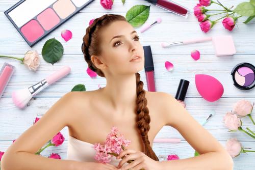 Губки кисточкой, щечки тоником… 6 советов по макияжу, которые «вырвут» красоту наружу