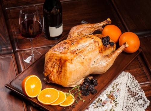 На столе запечённая птица – повод хозяйке гордиться. Лучшие рецепты к Рождеству: курица, утка и гусь