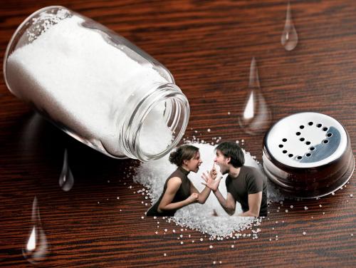 Белая разлучница:  Как рассыпанная соль влияет на ауру в доме