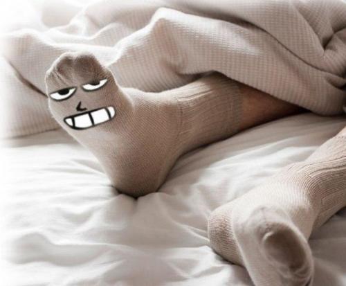 В носках спать – счастья не видать: Почему нельзя спать «обутым»