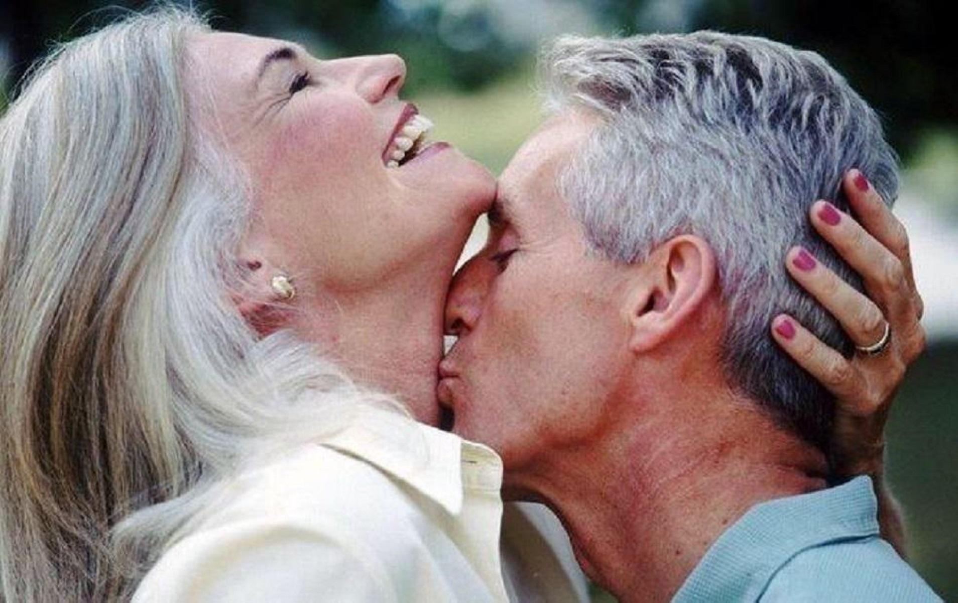 Пожилая женщина любит молодую. Влюбленные в возрасте. Пожилые мужчина и женщина. Пожилые влюбленные пары. Взрослые мужчина и женщина.
