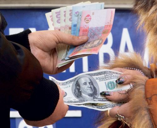 Доллары по лучшей цене: Из-за кризиса на улицы городов России вернулись «менялы»