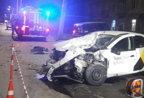 В Омске две жертвы после ДТП иномарки и такси