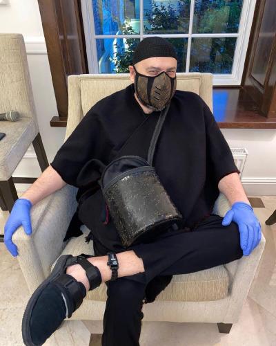 Фадеев не стесняется носить поддельную маску Louis Vuitton