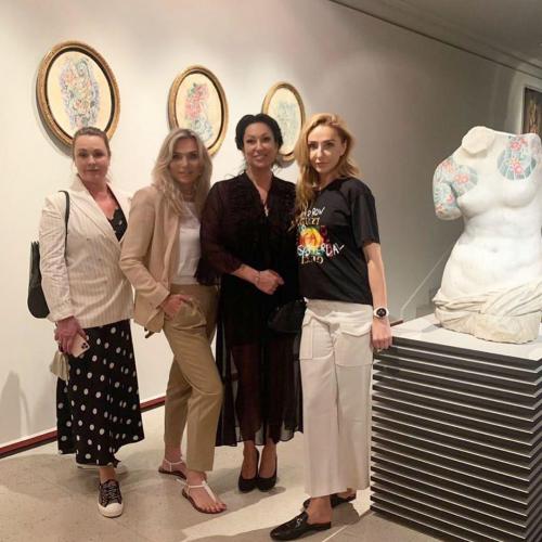 Навка в Пушкинском музее вместе с подругами; фото со страницы @tatiana_navka в Instagram
