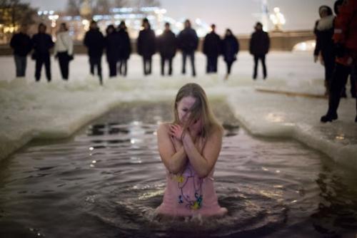 Когда в проруби безопаснее, чем на воздухе: как прошли крещенские купания в России