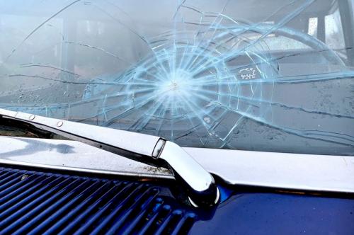 Скол на лобовом стекле авто: быстрая помощь и профессиональный ремонт без замены